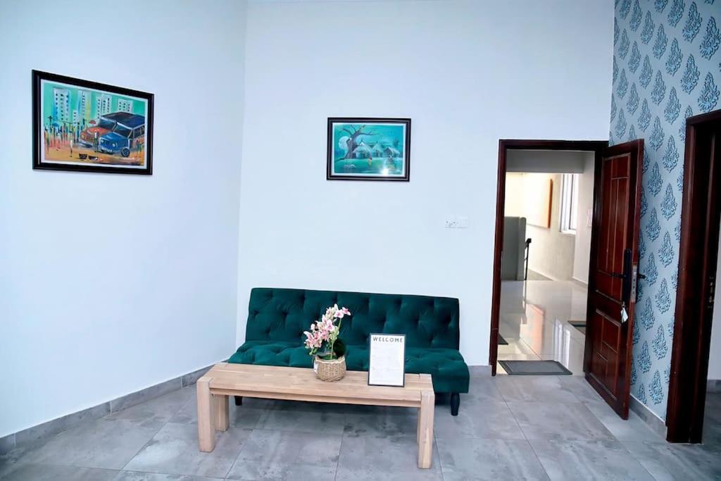Petite'S Nest - Apartment 3 Акра Екстериор снимка