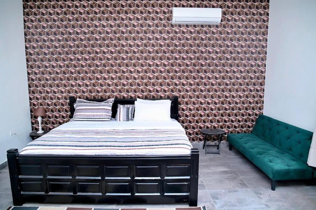 Petite'S Nest - Apartment 3 Акра Екстериор снимка